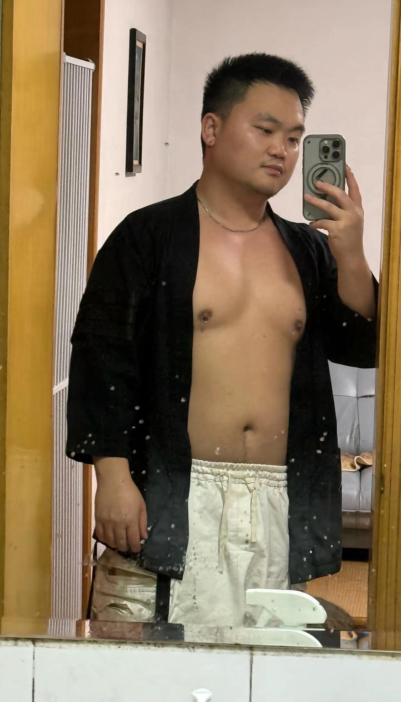 最近翻出了旧衣服 当时穿太大了，现在又有点紧了🫪是机能风的道袍，属于又喜欢又穿