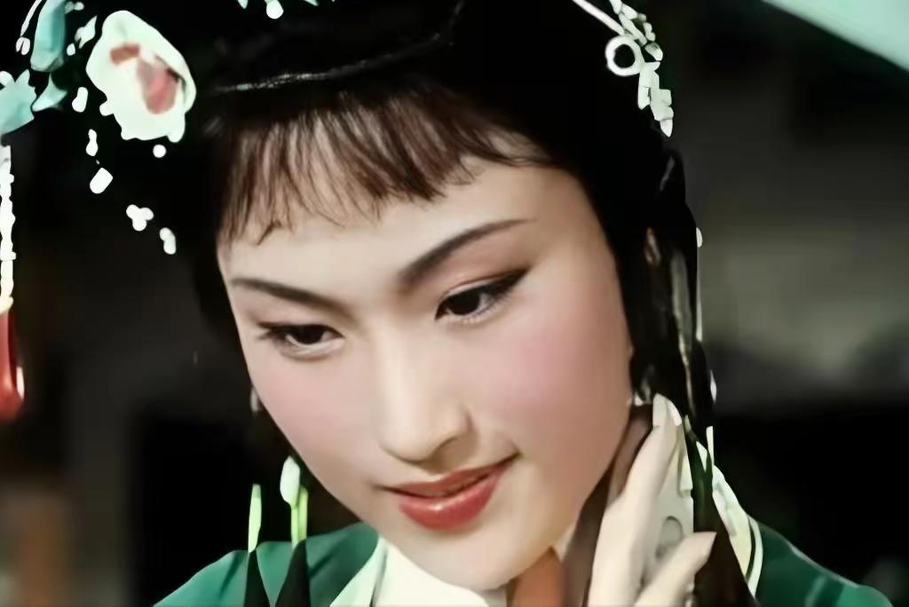 王文娟的书香气质最像林黛玉。只不过她当时年纪偏大而已。
而陈晓旭形象有几分接近，