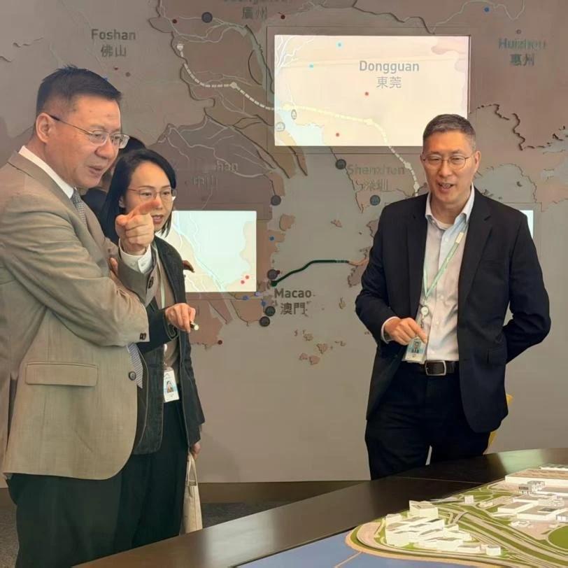 张维为教授在3月12号去香港走了一趟，去香港不为别的事情，为的是参加香港机场管理