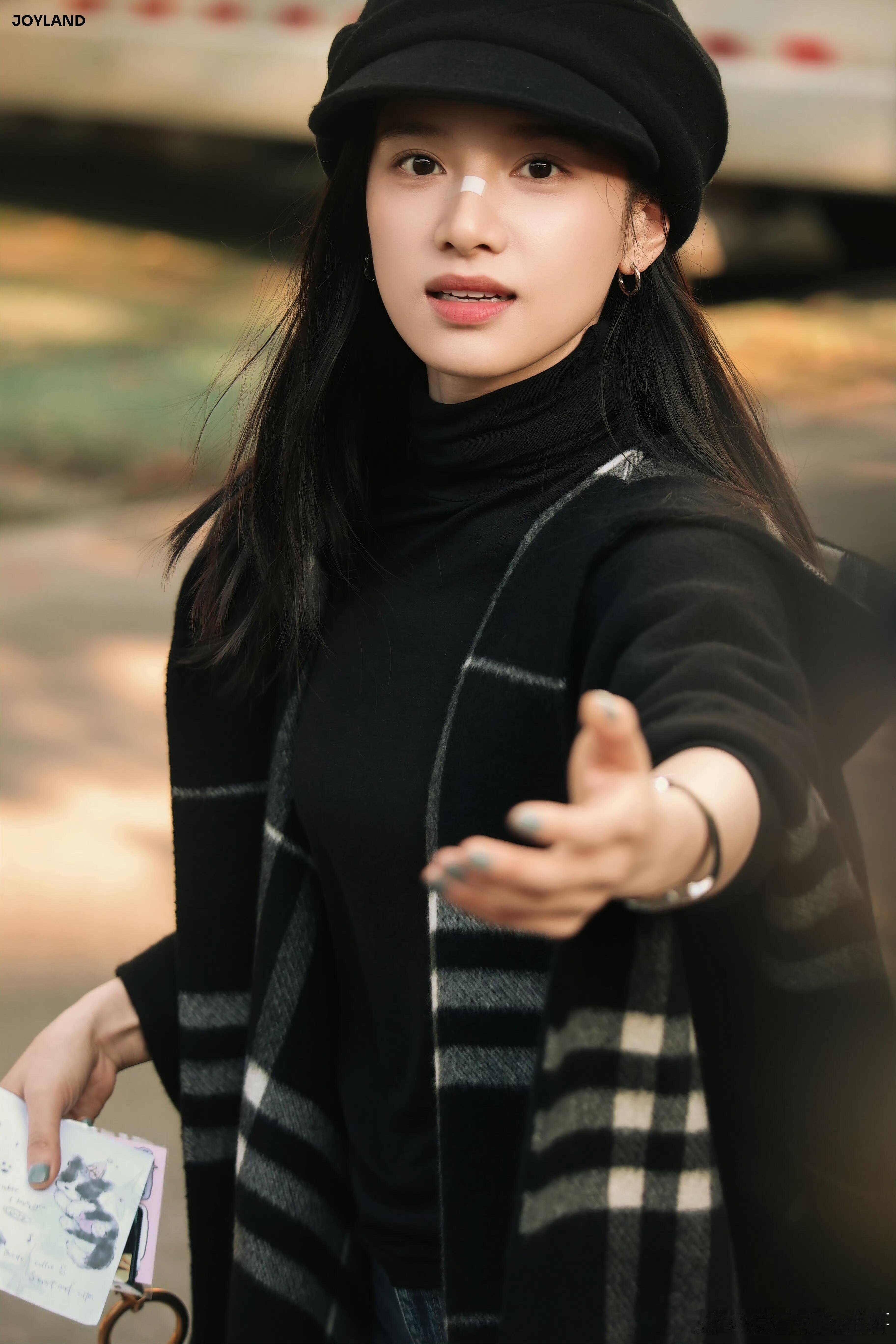 #张婧仪卡其系浓秋风衣##张婧仪[超话]# “把手给我”是小跑一百米来收粉丝信的