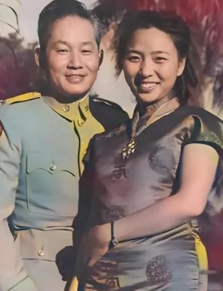 1951年，孙立人褪去衣物钻进被子准备休息，他习惯性地把妻子搂入怀中，突然感觉有
