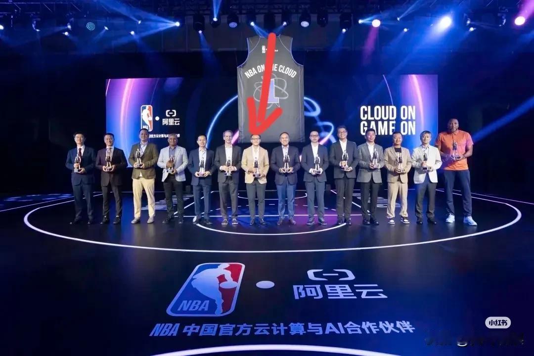 马云看中的男人果然没让人失望！
在众多大佬合照中妥妥的C位。
10月12日在中国