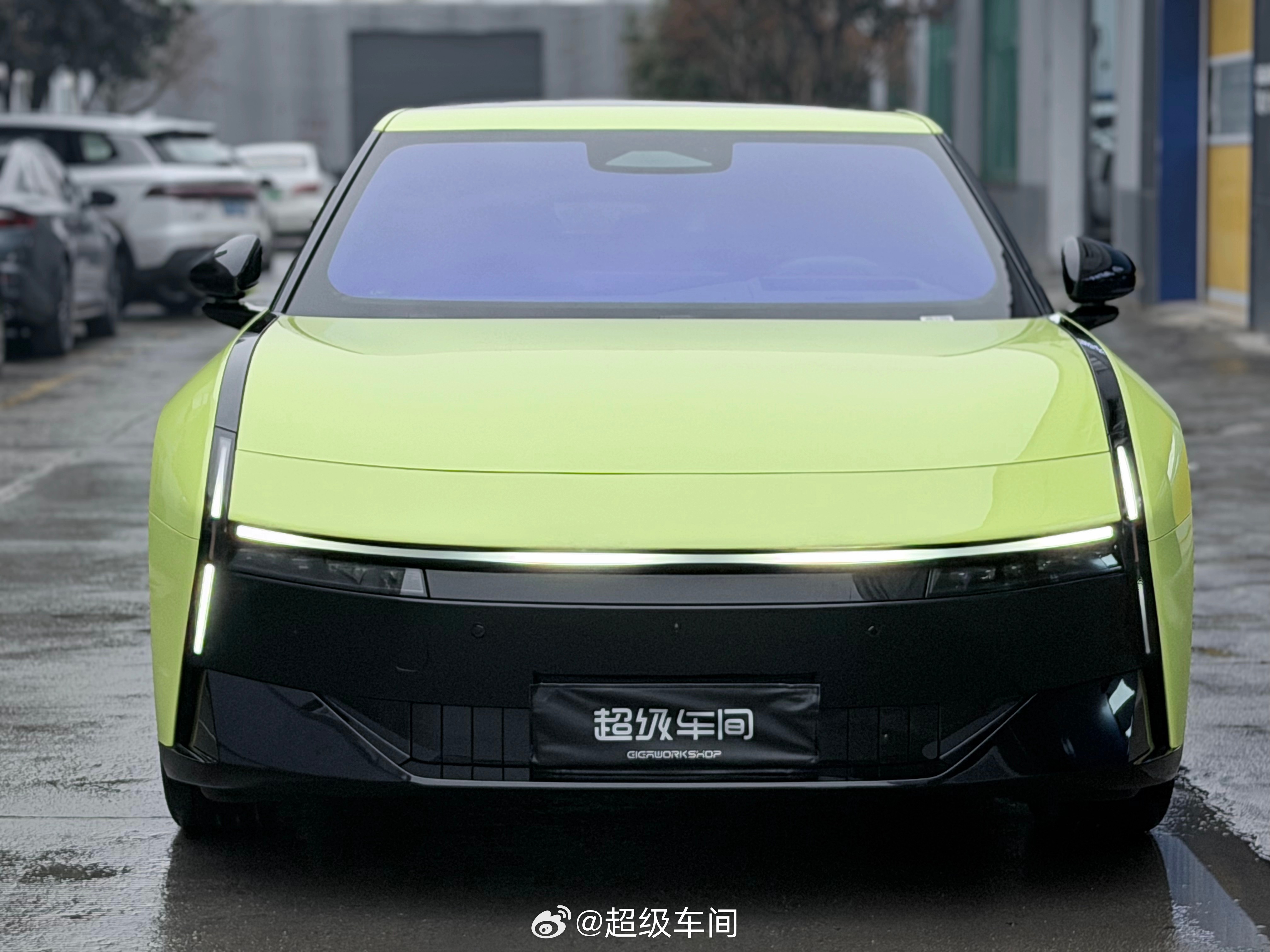 小鹏P7｜绿蓝渐变活力绿与梦幻蓝的灵动交融🌿💙演绎出未来科技的最清新姿态🚀