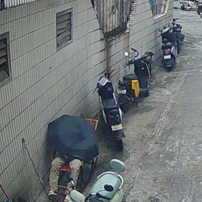 该起悲剧揭示了现代城市环境中"沉默式猝死"隐蔽性极高的残酷现实。由于发病男子既未