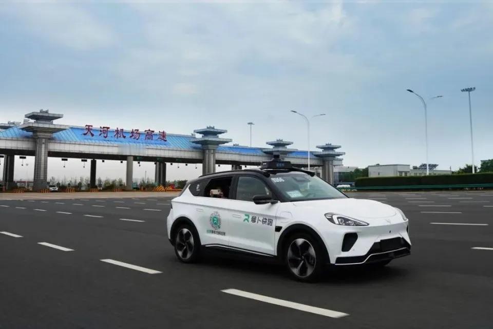 Uber CEO隔空喊话马斯克：自动驾驶出租车领域，比你想的要复杂得多！自动驾驶