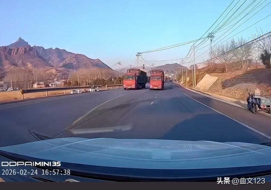 大货车路上逆行，小车寸步不让，差点撞上！
很多网友留言说，何必呢，打一下方向盘就