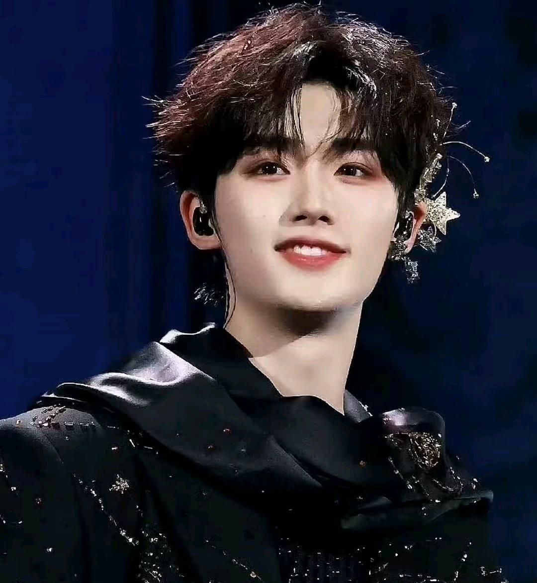 丁程鑫✨丁程鑫 双向奔赴的爱 ✨青年演员丁程鑫 ✨丁程鑫 ace门面主舞 

明