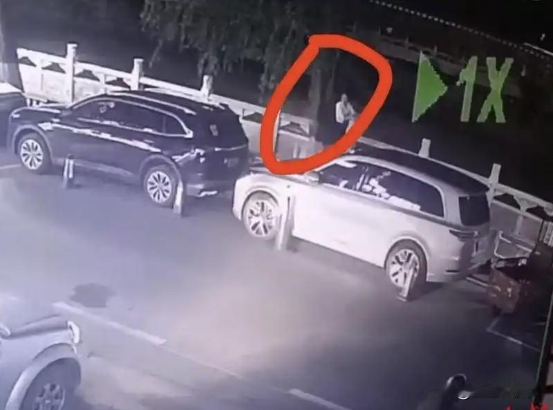 36岁女子旅游时突然跳河，
之所以引起广泛讨论，
主要是因为她跳河的原因，
确实