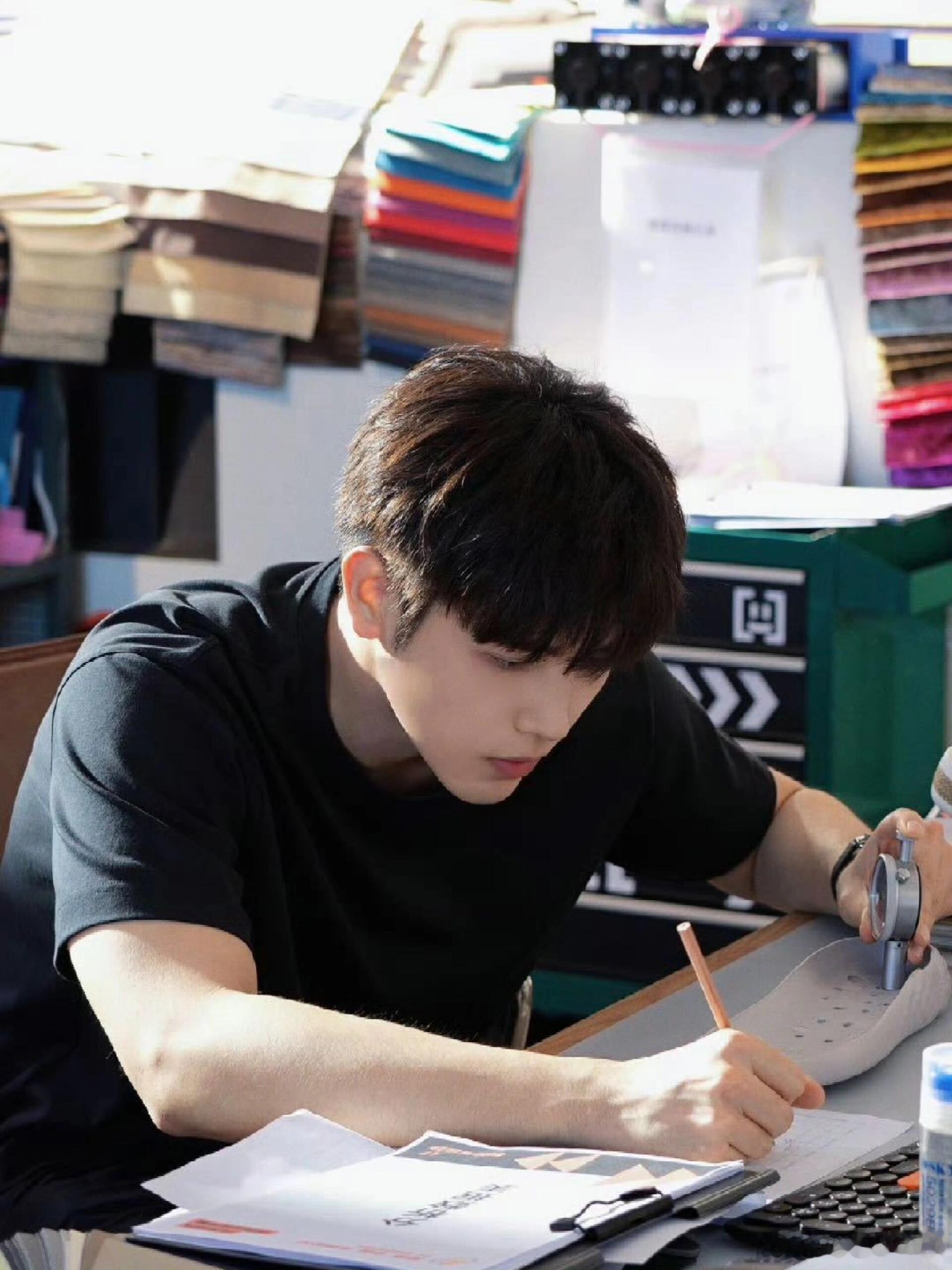 陈飞宇小时候跟现在完全是男大十八变，小时候只是胖，神韵还是有极具潜力在的，要不说