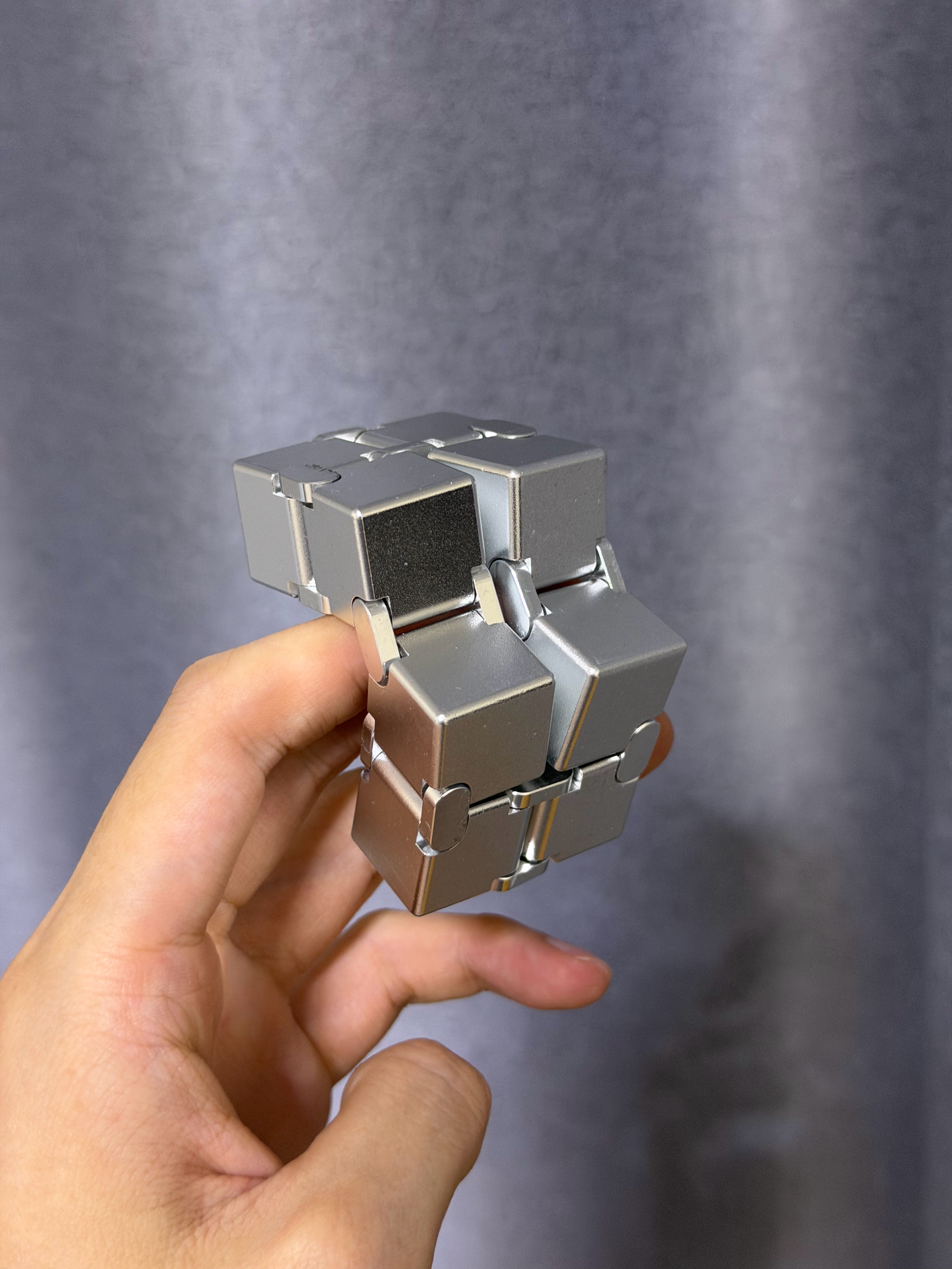 今晚是荣耀X80 Pro Max的发布会~一个可以无限反转的金属魔方！很硬核，说