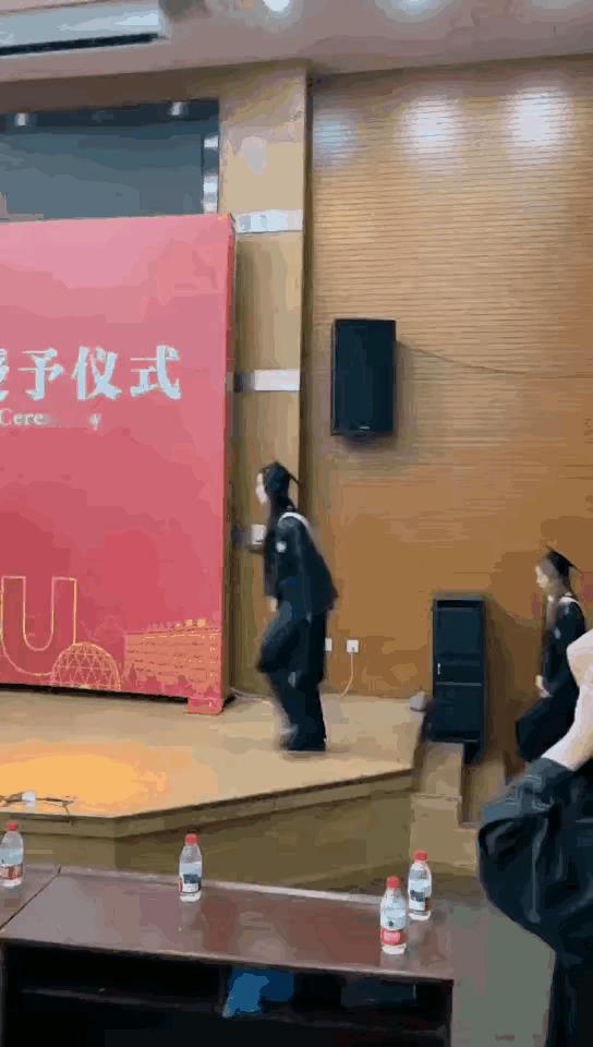 红底黑跟，不简单