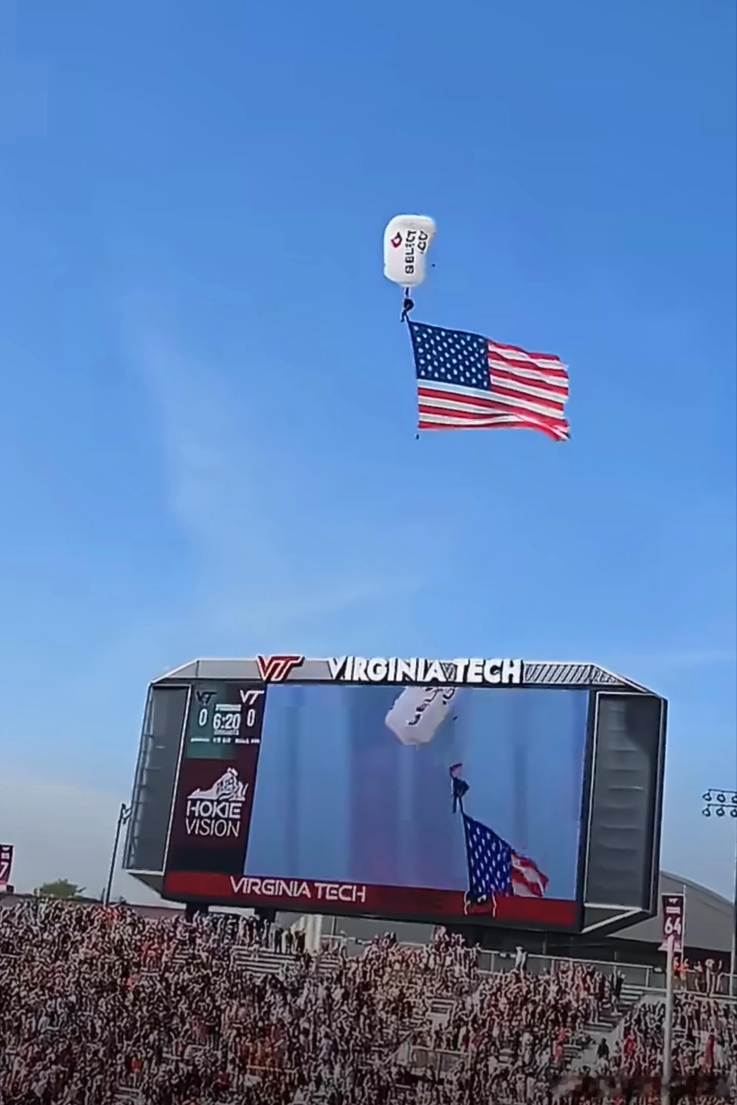 美国弗吉尼亚理工大学春季橄榄球比赛开始前特意安排了跳伞表演，原定计划是跳伞者带着