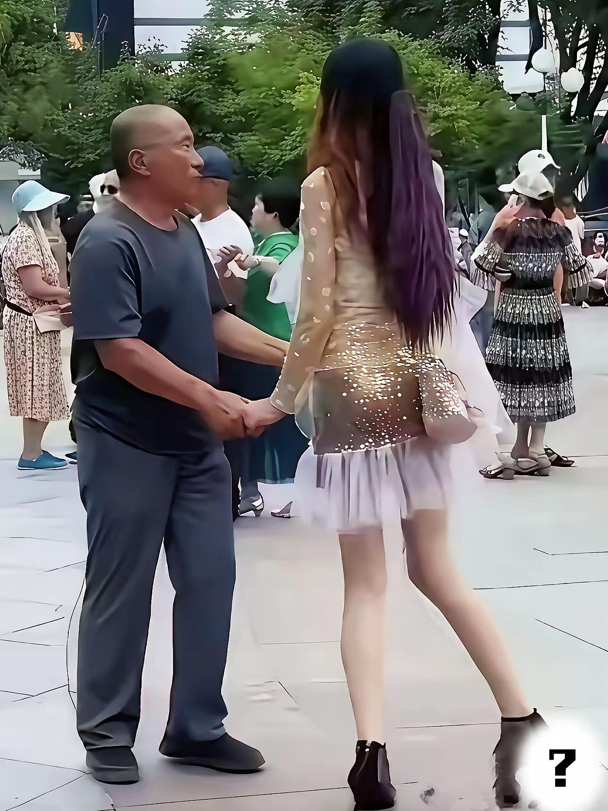[捂脸][大笑]这张图片启示人们：
    看人，看事，都要全面。人与事物的正面