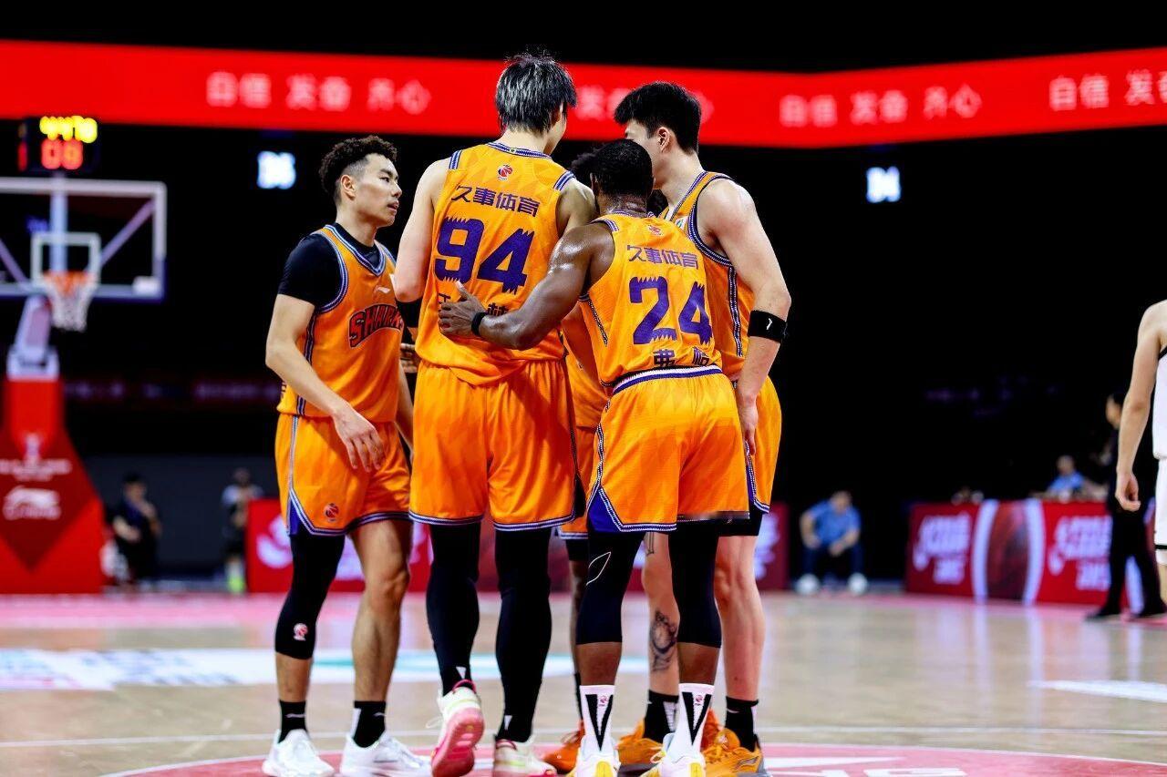 上海男篮晋级俱乐部杯八强，张镇麟首秀打了15分钟，得到6分6篮板，他和弗格的空接