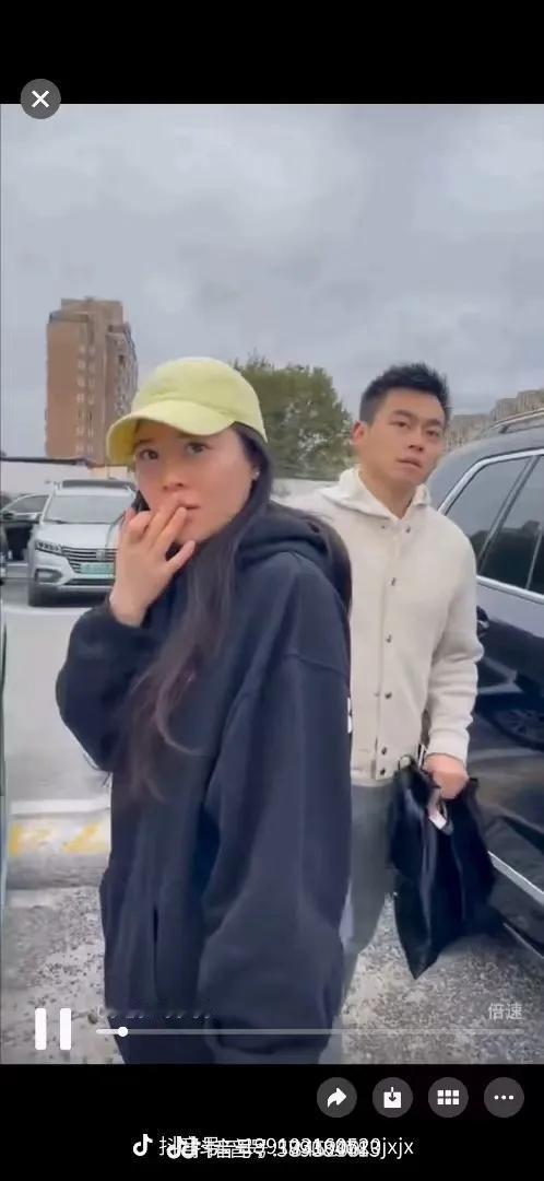 上海。原配抓到老公出轨。据说这个小三是空姐，乘务长，出轨男是律师。
原配领着母亲