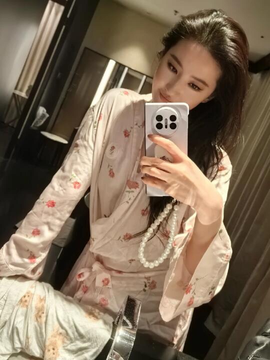 刘亦菲深夜更新自拍，穿睡袍也好美！