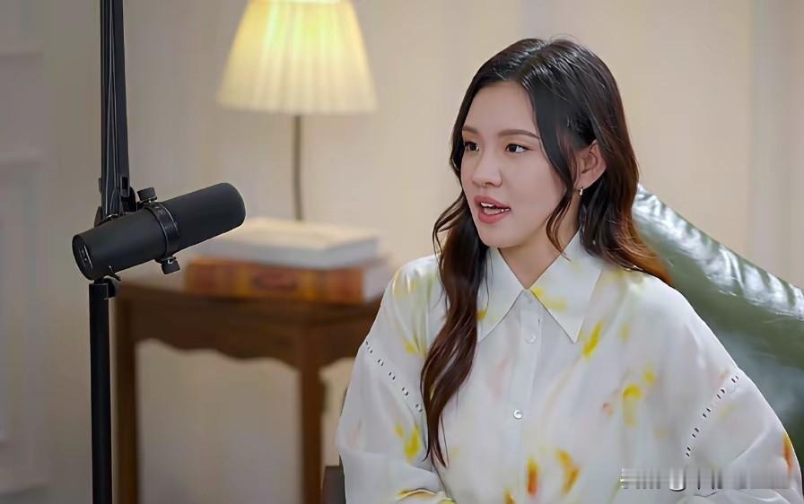 谢依霖，年纪轻轻结婚生子竟然是受了杨幂的影响！
在采访中，谢依霖说道，自己早早结