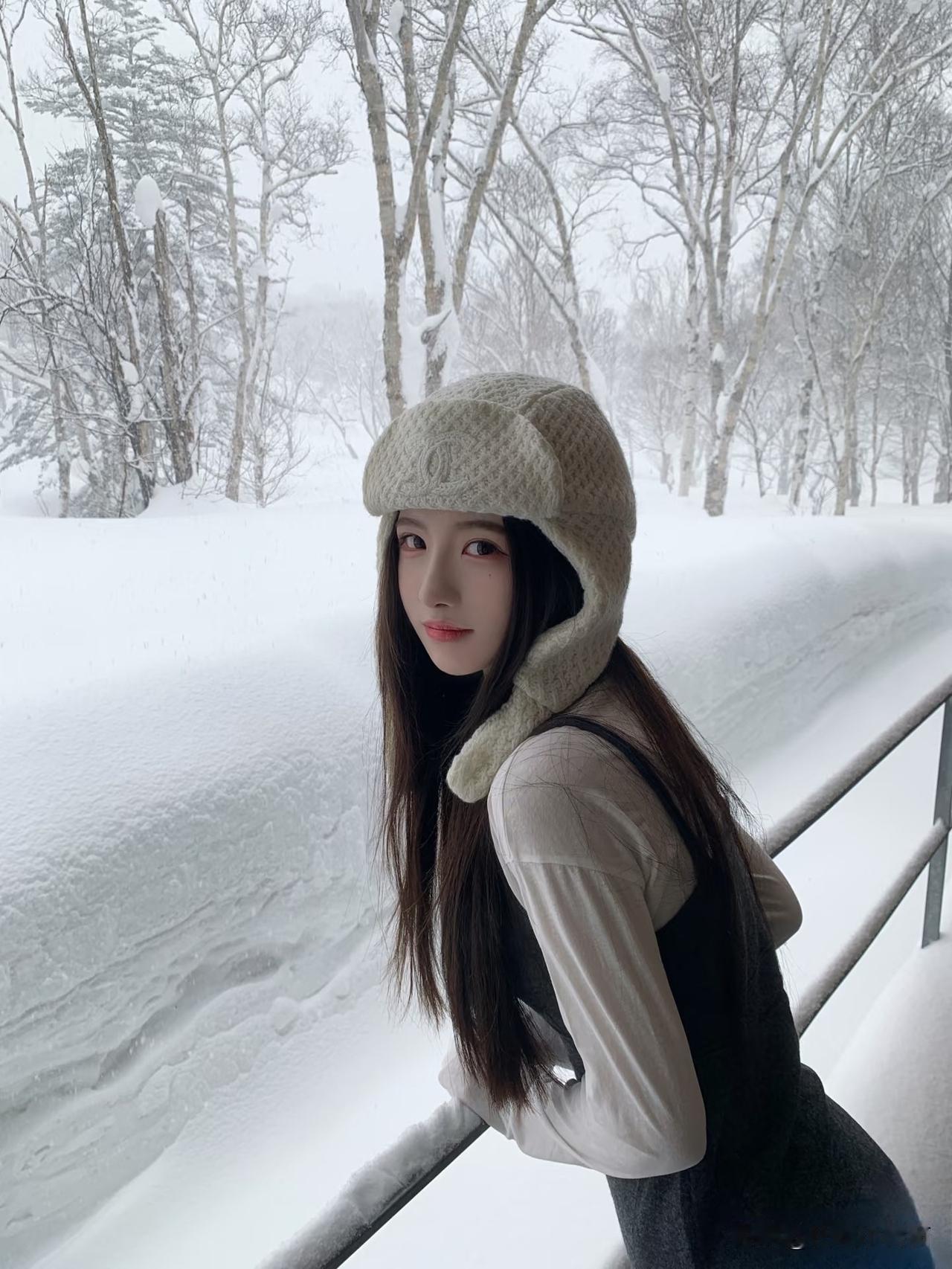 我是檐上三寸雪
你是人间惊鸿客
谁是你身边最靓的美女