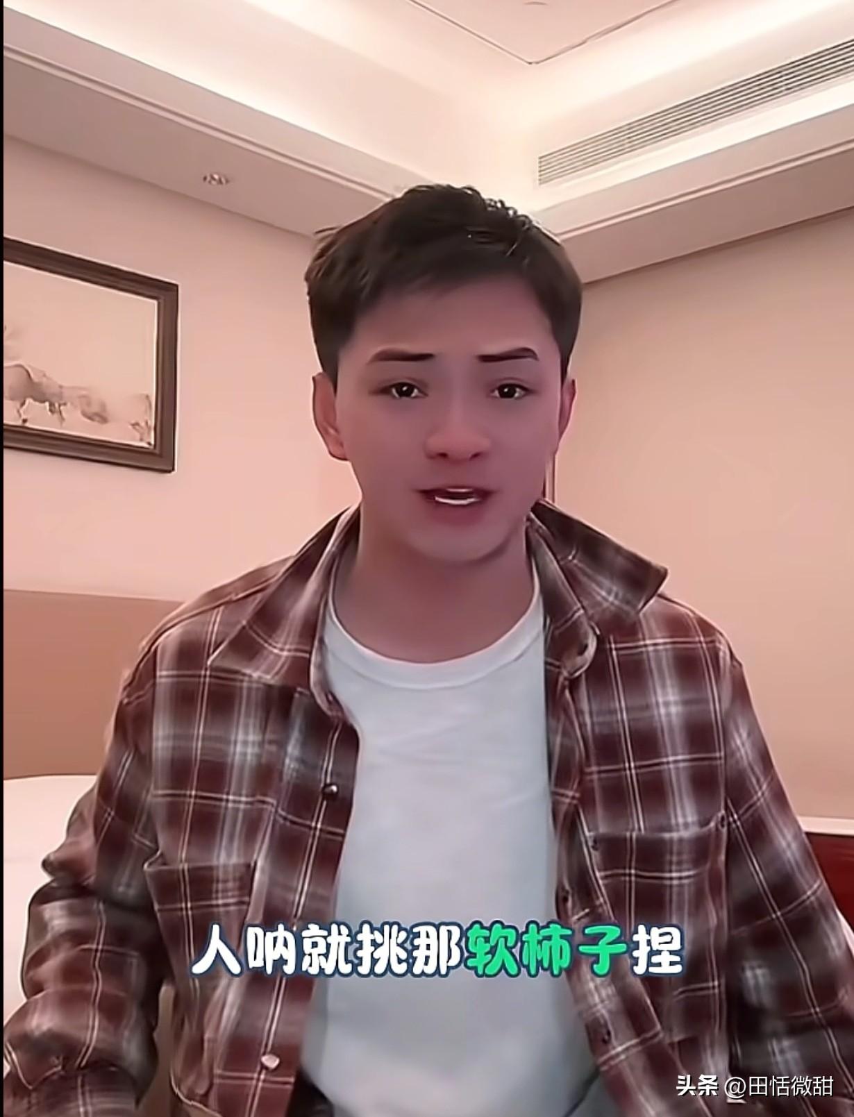 雪饼猴王铁柱不装了，怒怼网友。

他在直播中表示:“就是赚粉丝的，喜欢我的给我刷