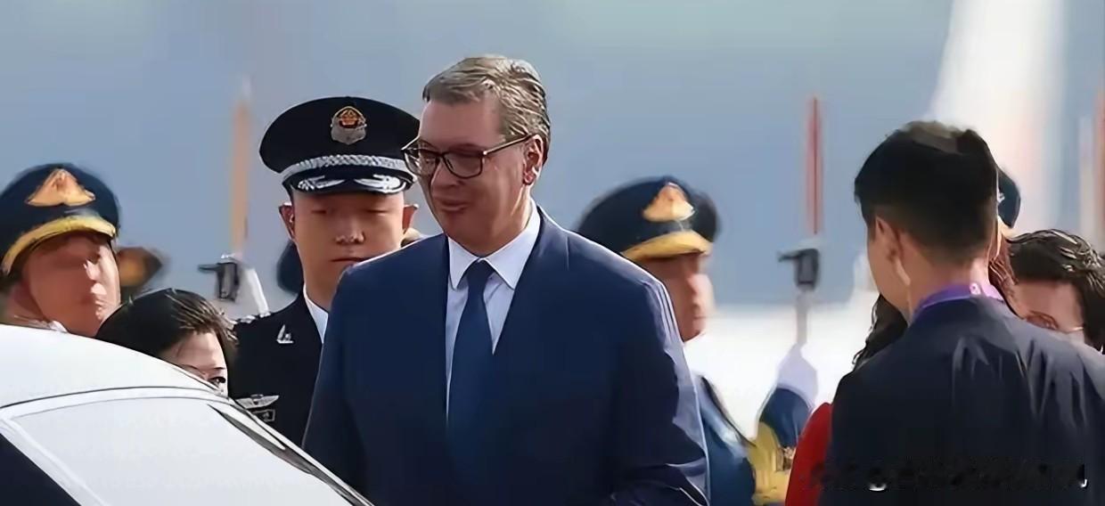 3国领导人刚笑着走下专机，转眼美国后院就起火了

多国领导人密集访华，下专机时个