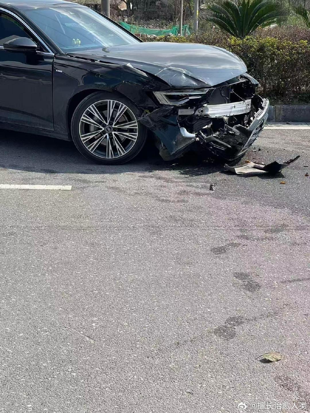 车借亲戚被撞成这样了，怎么办 