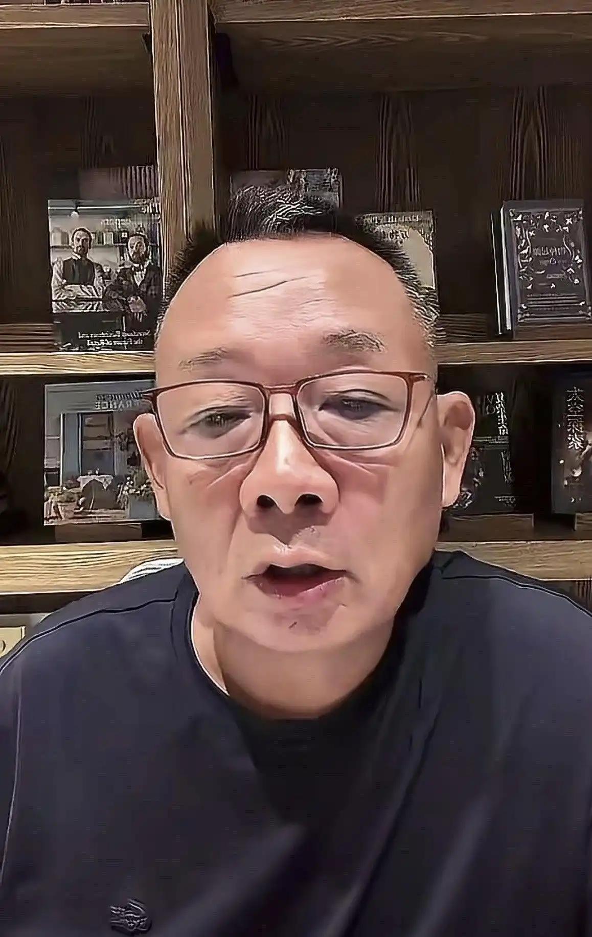 贾乃亮这回，恐怕真要睡不着了。 
 
不是前妻又开口，也不是突然没戏可拍，而是于