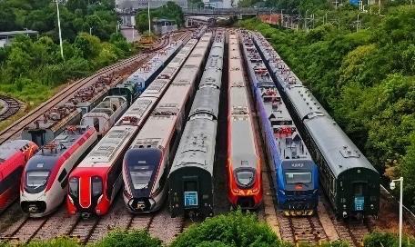 图一，株洲电力机车厂的存车场里停满了各种各样的火车。对于火车迷来说，喜欢得不得了
