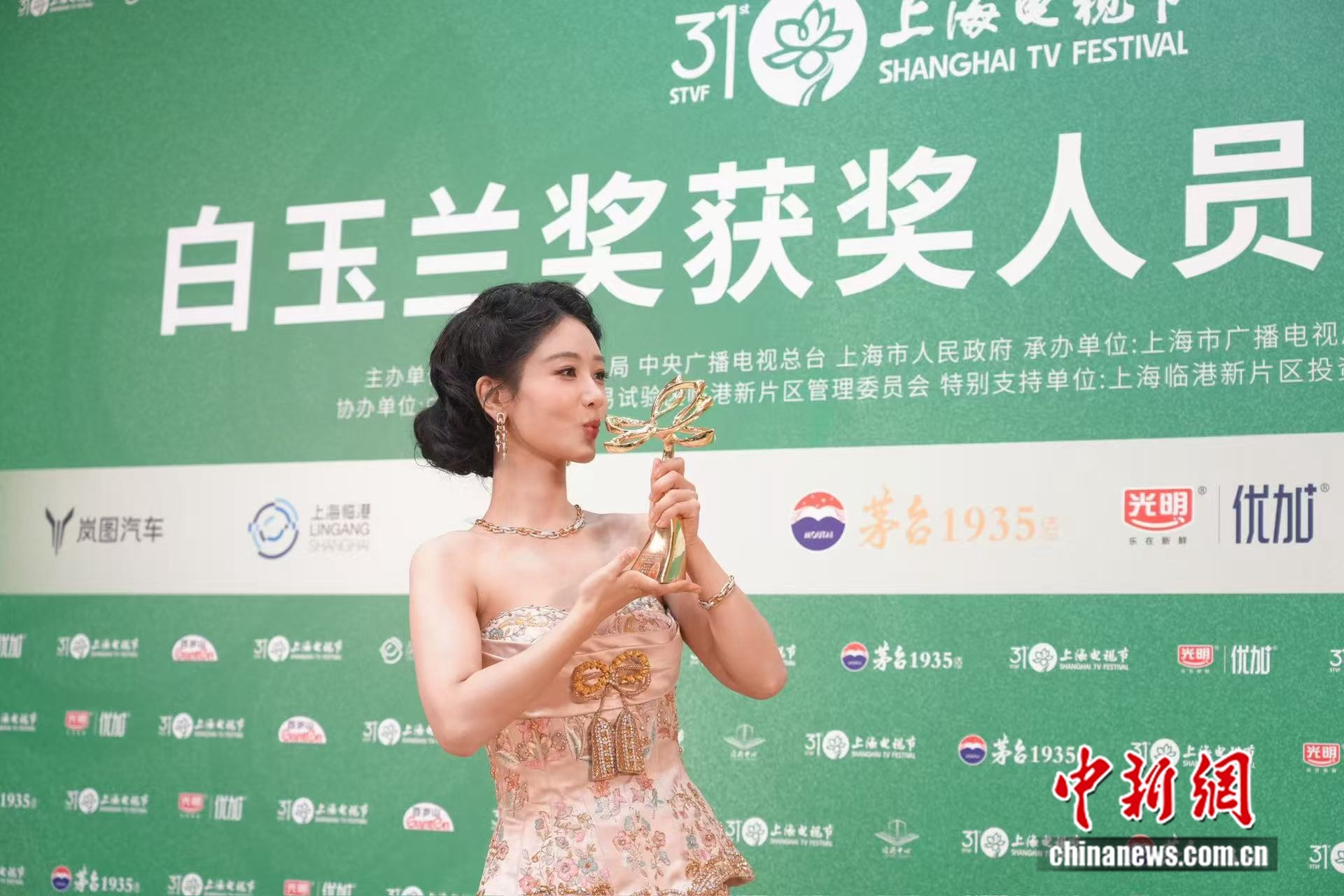 【杨紫亲了奖杯】杨紫获奖现场生图 再次恭喜，凭借《生命树》获得白玉兰最佳女主角！