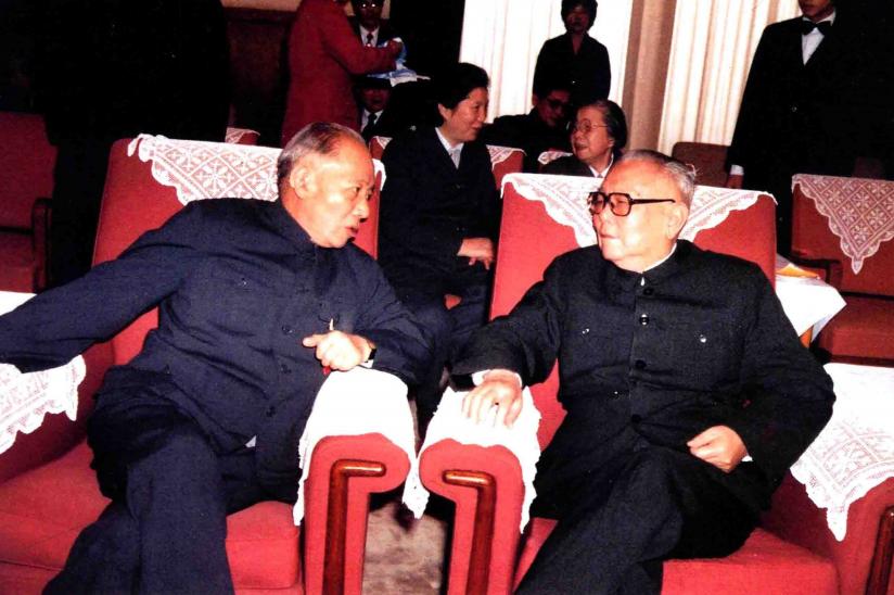 1987年4月9日，陈丕显和李先念在人民大会堂休息室里交谈，两人都当过一个共同的