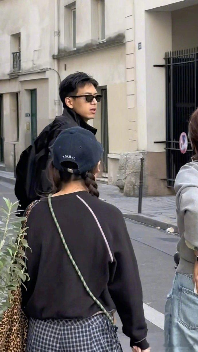 李现说自己素颜不好看网友在巴黎偶遇李现 并且给他让了个座位还对李现说扯淡哈哈哈哈