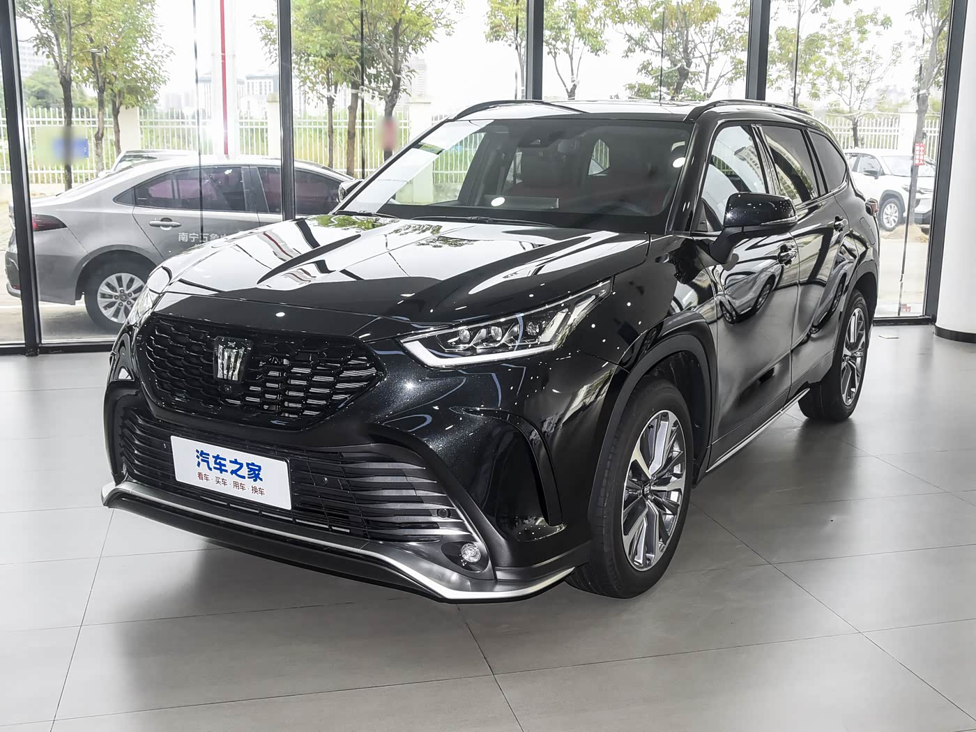 因座椅靠背锁止不良，丰田大规模召回，涉及汉兰达和皇冠陆放，超56万辆。 