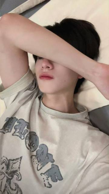 朱志鑫吃了石头糖朱志鑫吃颗糖就睡 朱志鑫吃颗糖就睡 ​​​