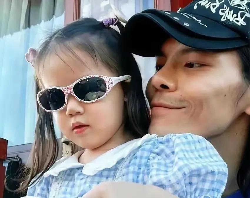 向佐和郭碧婷的女儿，终于舍得露正脸了！这种含着金钥匙出生的千金大小姐，基本上是不