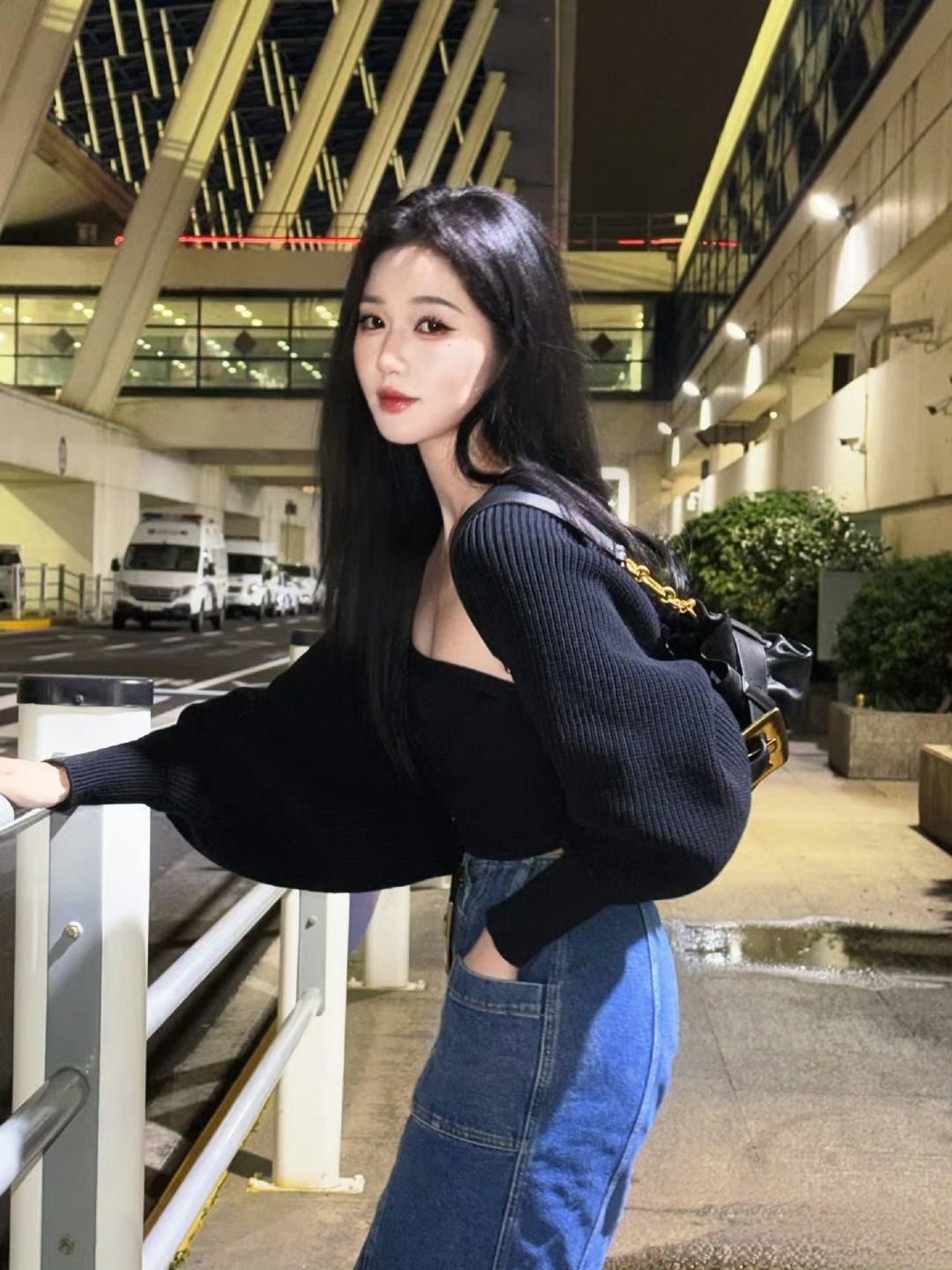 岳雨婷出发巴黎时装周岳雨婷首个去巴黎时装周的短剧演员 岳雨婷短国第一人去巴黎看秀