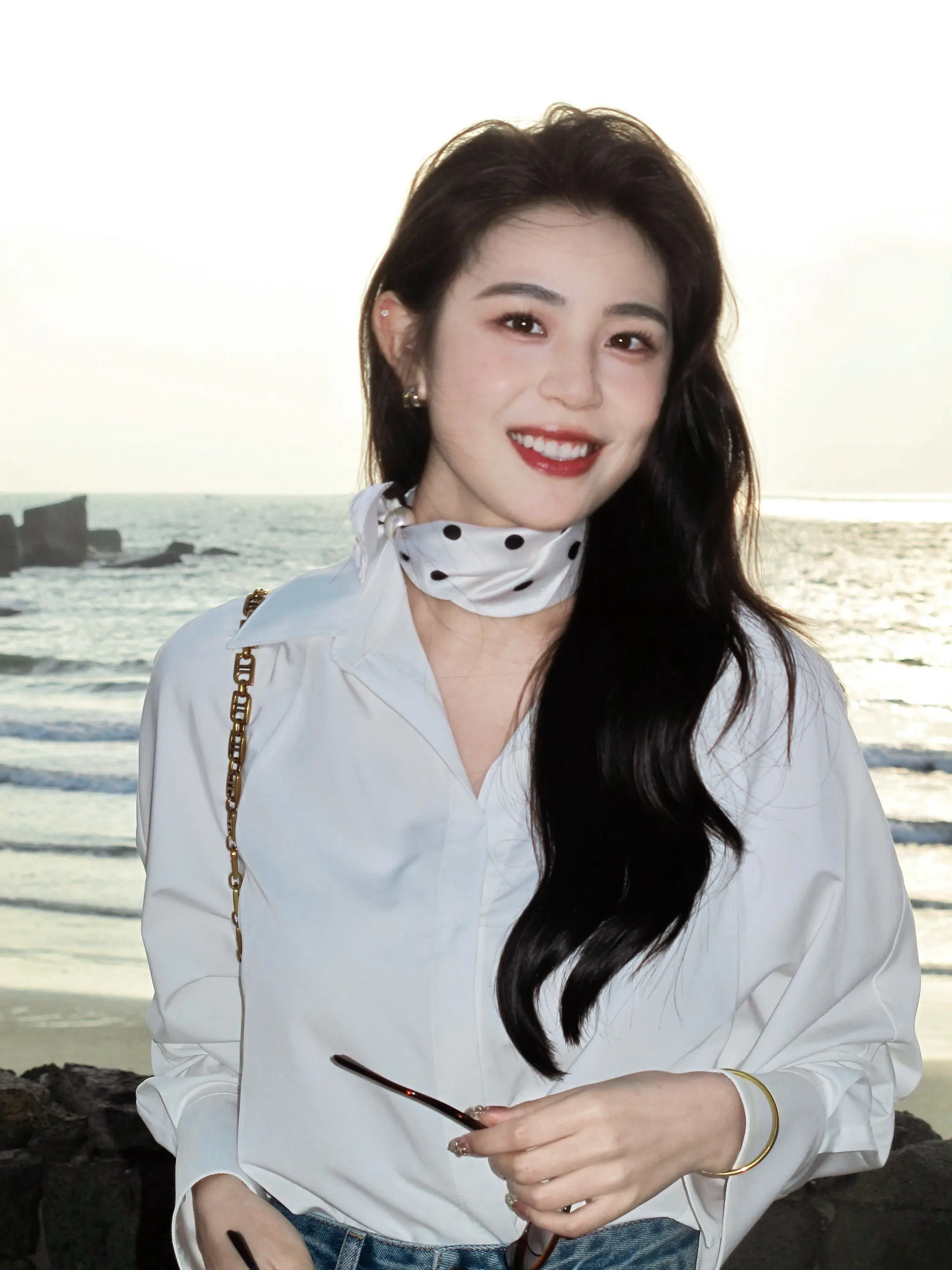 白衬衫 ccd 在海边