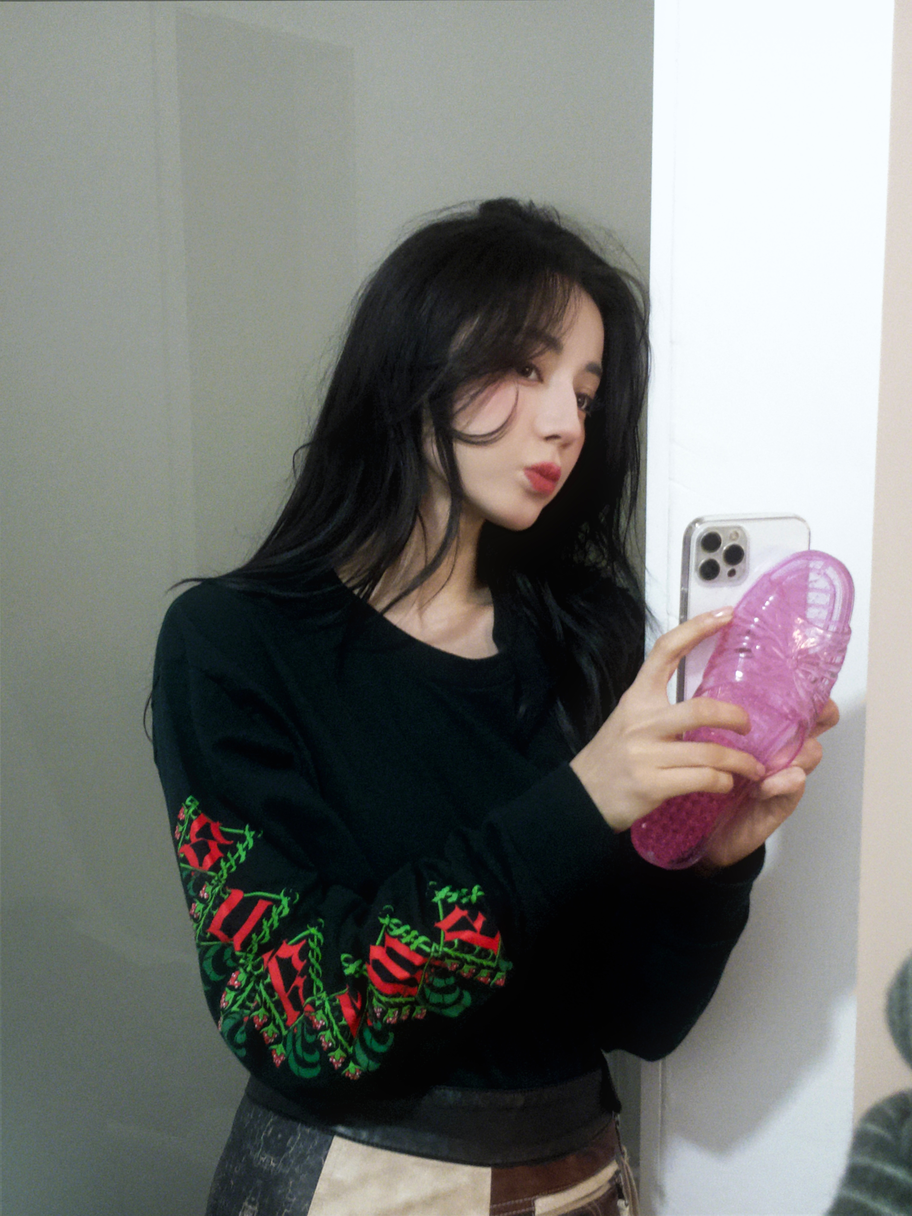 迪丽热巴 🙋♀家人们姐姐手机新皮肤极限二选一了咱们选哪个呀