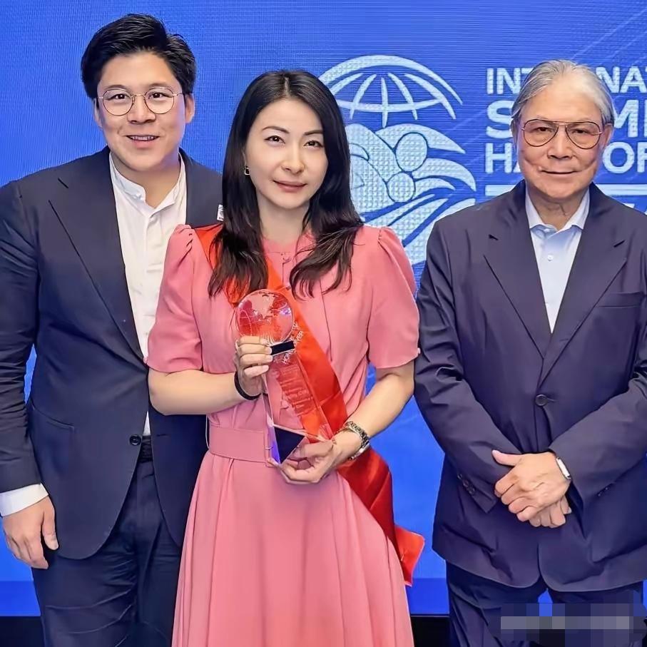 全香港豪门太太的“天敌”！郭晶晶一出场，所有人的优越感都碎了
 
谁能想到，让香