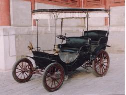 1902年，袁世凯花1万两白银给慈禧买了辆进口汽车。慈禧问了一句话：