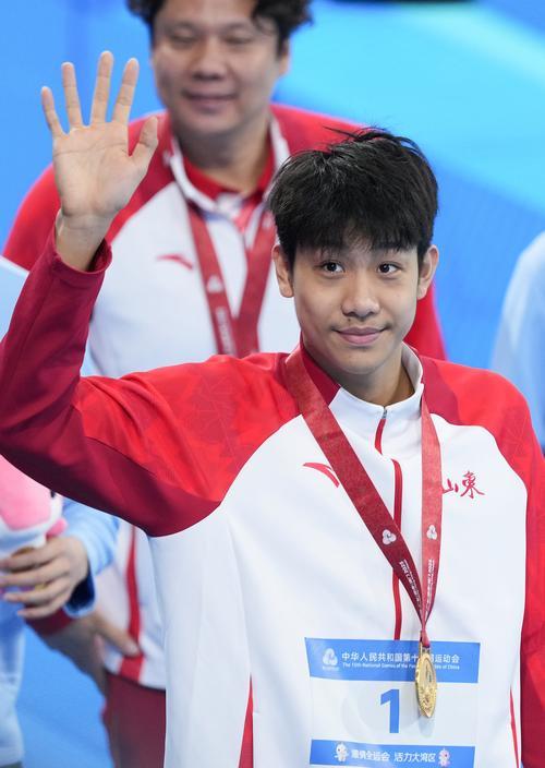 前两棒落后3.47秒，接棒时还剩1.89秒差距，最后50米硬生生追平反超！19岁