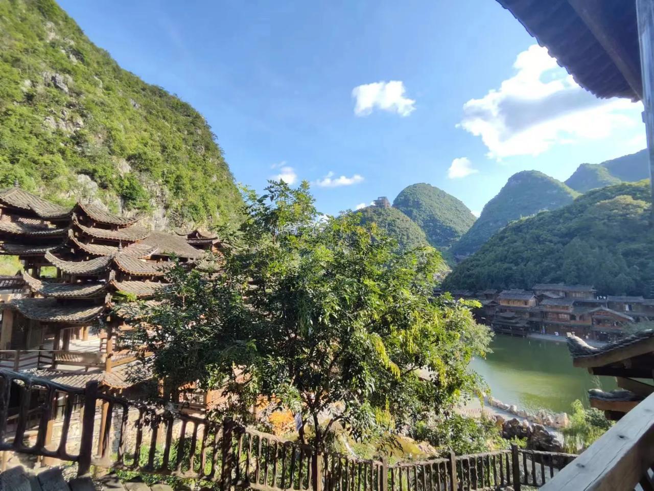 #夏日生活打卡季#爱在深秋，套在三伏。#美景随拍＃# 无心看A股，出门看风景。