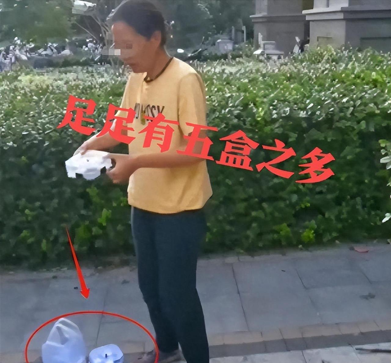 近日，河北廊坊一小区惊现令人毛骨悚然的一幕！一位居民在散步时，敏锐地发现一名大妈