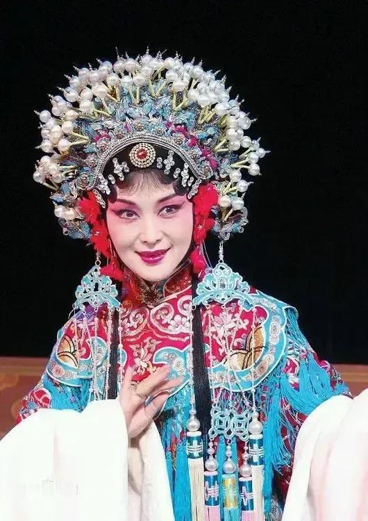 吴亚玲是著名的黄梅戏演员，她和马兰、吴琼、袁玫、杨俊并称为″五朵金花”。她扮相漂