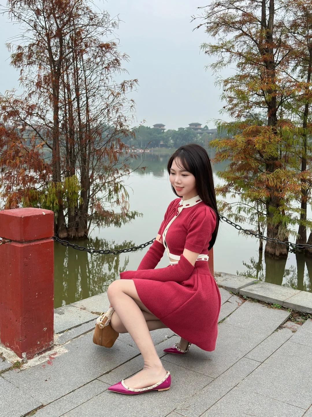 今天是甜到心巴上的草莓蛋糕本人！这套红白针织套装软乎乎的，短款上衣 + A 字短