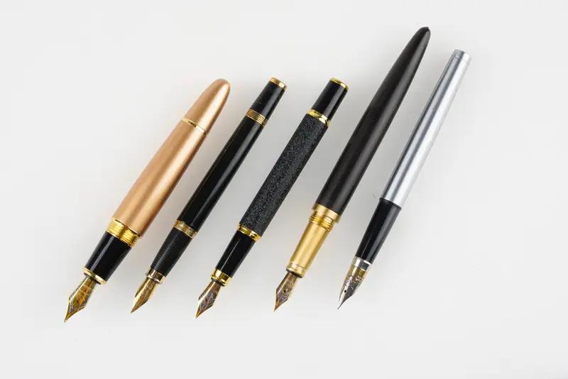 近日上海，员工偷150支钢笔被判7年 ，觉得少一两件物品也不会被发现。法院：判处