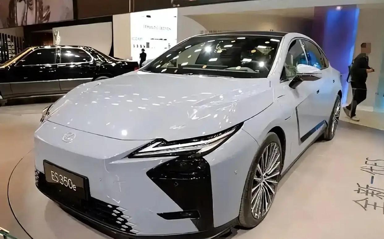 全新一代雷克萨斯ES今天开启预售，4月正式上市。这代变化不小，首次给了混动+纯电