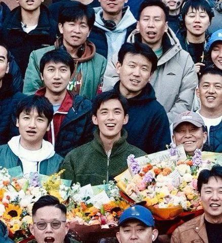 吴磊电影《群星闪耀时》今日杀青[羞嗒嗒]，期待上映。 