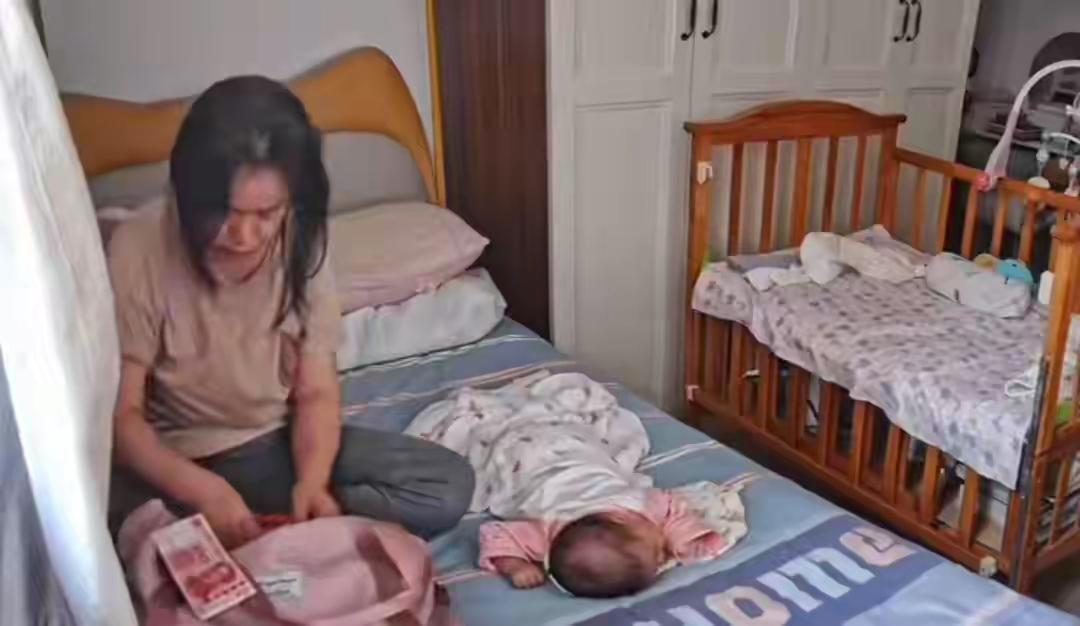 哈尔滨一月嫂下户前偷偷给宝宝塞300元红包，宝妈发现时感动落泪

在这个快节奏、