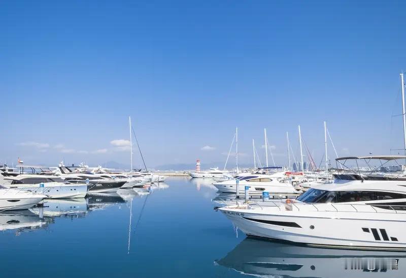 三十多岁
生活少了几分冲动。

买衣服时，也不再只看款式，会在意材质是否舒适、百