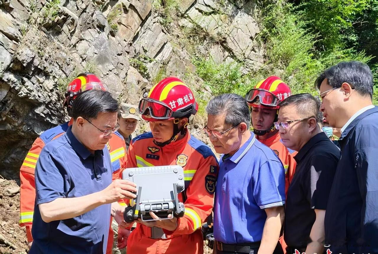 “快跑！”——但来不及了。
7月7日清晨6时许，甘肃陇南宕昌县南河镇，大地毫无征