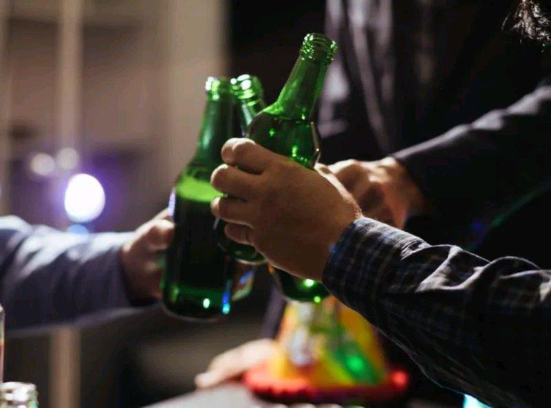 22岁小伙深夜河边喝酒溺亡这事儿太让人唏嘘了。小伙高某先和朋友在饭店喝了21瓶啤